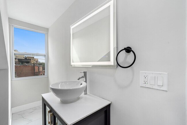 Building Photo - Beautifully Renovated 3 Bed/3.5 Bath Home in the Heart of Lawrenceville -  Available July!