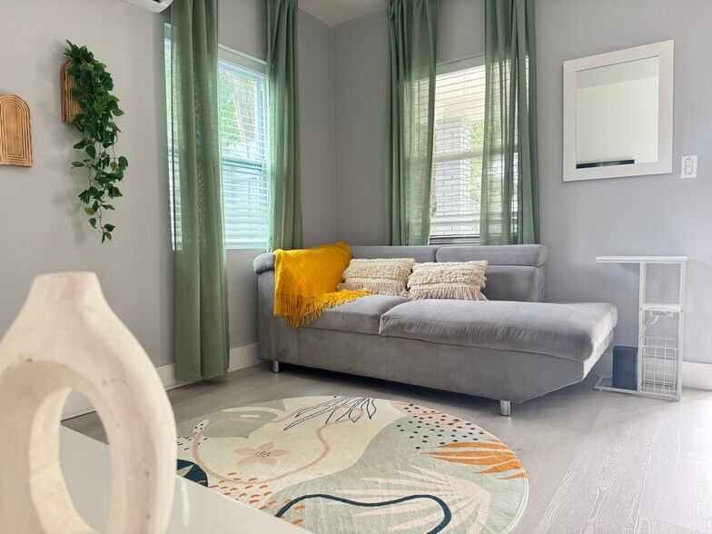 Furnished living room - 941 SW 29th St