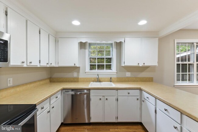 Building Photo - 6048 Redwood Ln