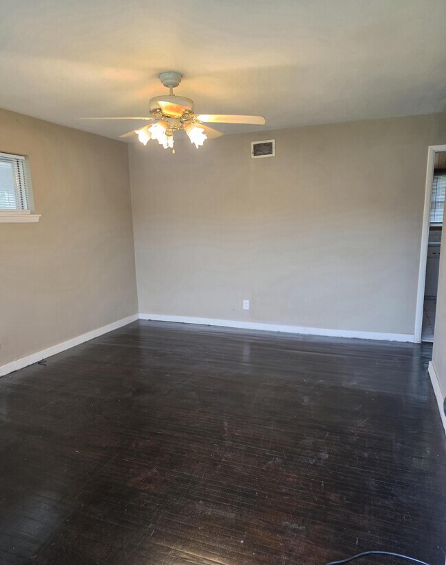 Building Photo - Recently Renovated - 3 Bedroom 2 Bath Home!