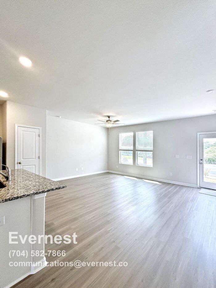 Building Photo - 2160 Willow Gln Dr