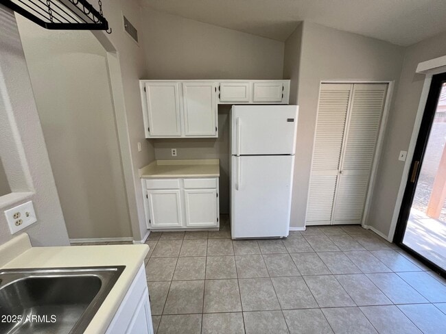 Building Photo - 3510 E Hampton Ave