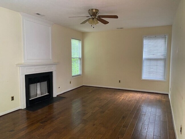 Building Photo - Available NOW in the Villages of Westminster in Williamsburg!