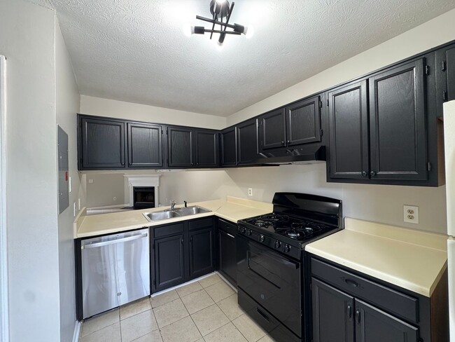 Building Photo - Charming 2-bedroom, 2.5-bath Townhome