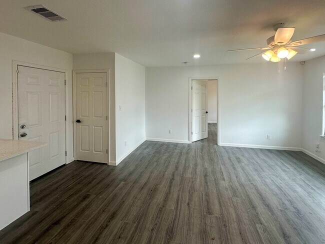 Building Photo - 5962 Belcrest St