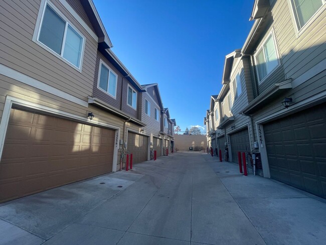 Building Photo - Townhome with great access to shopping, restauraunts and more!