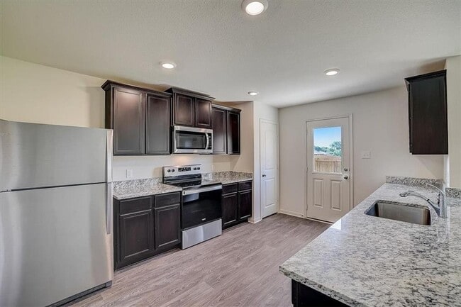 Building Photo - 221 Cres Park Dr