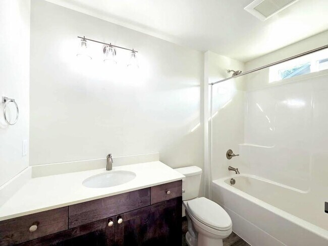 Building Photo - 1214 N Baker Ave