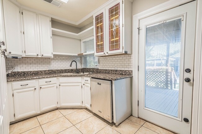 Building Photo - 726 E 26th St