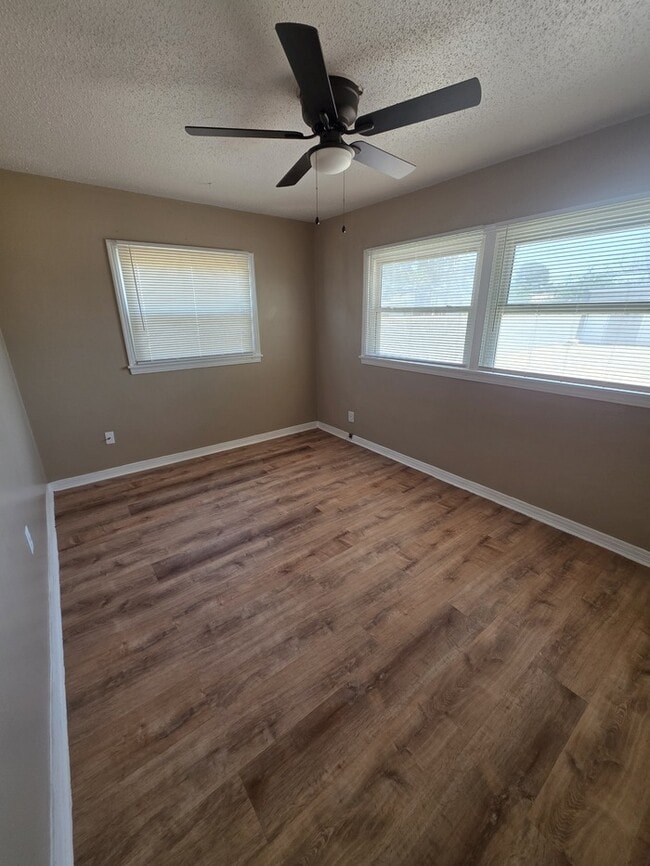 Building Photo - 3 bed 1.5 bath home, large backyard!