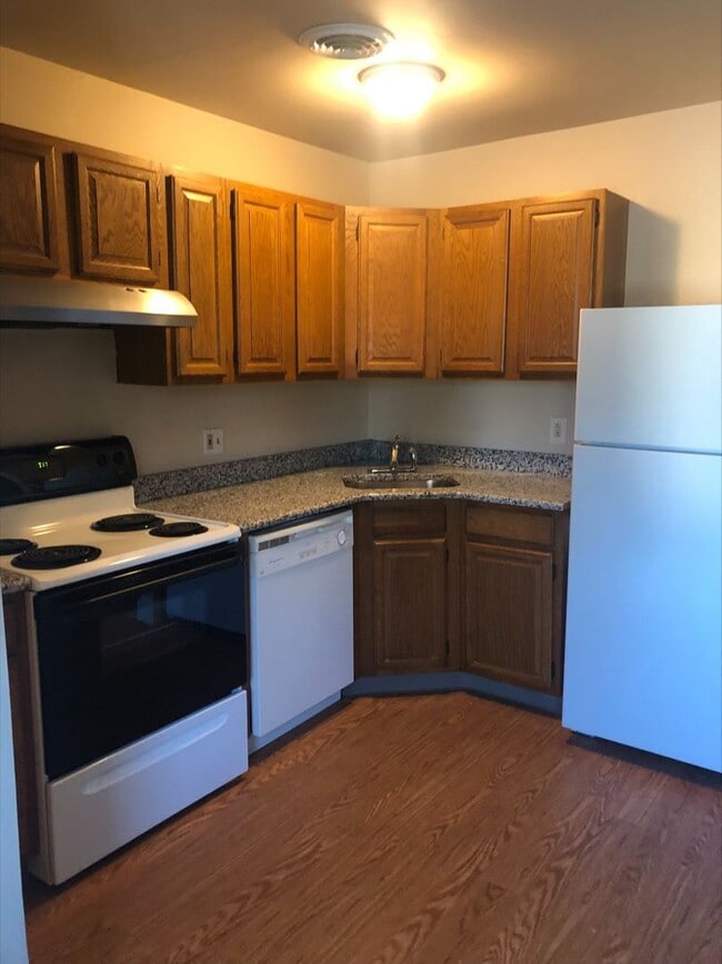 Building Photo - 811-4 N VAN BUREN St. Apt 4
