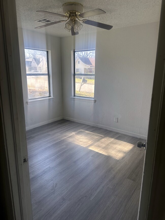 Building Photo - 1106 S High School St