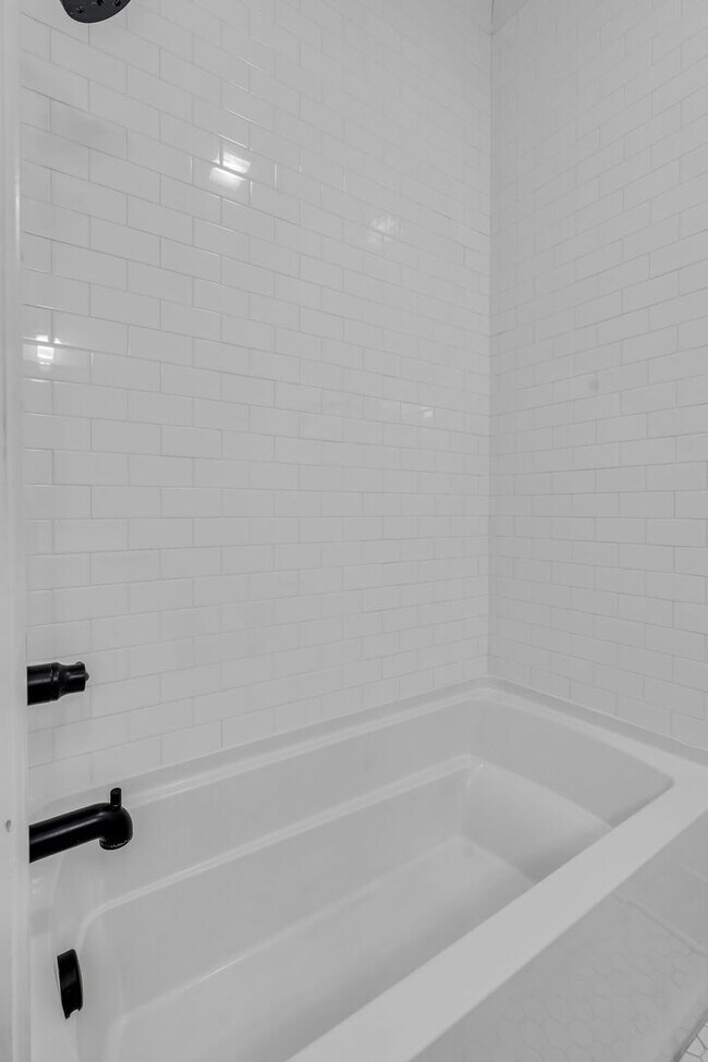 Building Photo - Modern Living in Wedgewood Houston