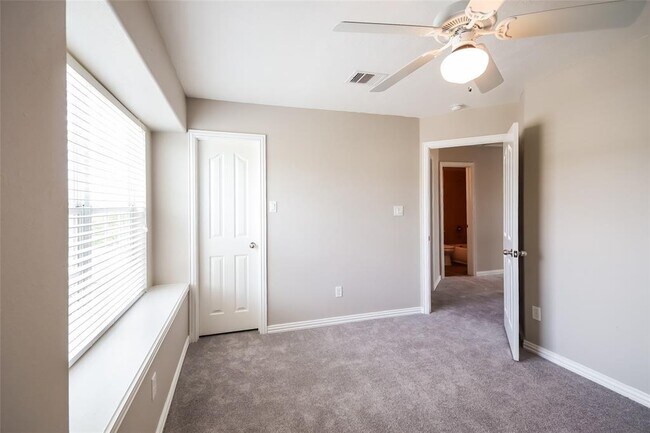 Building Photo - 8023 Louise Oak Ct