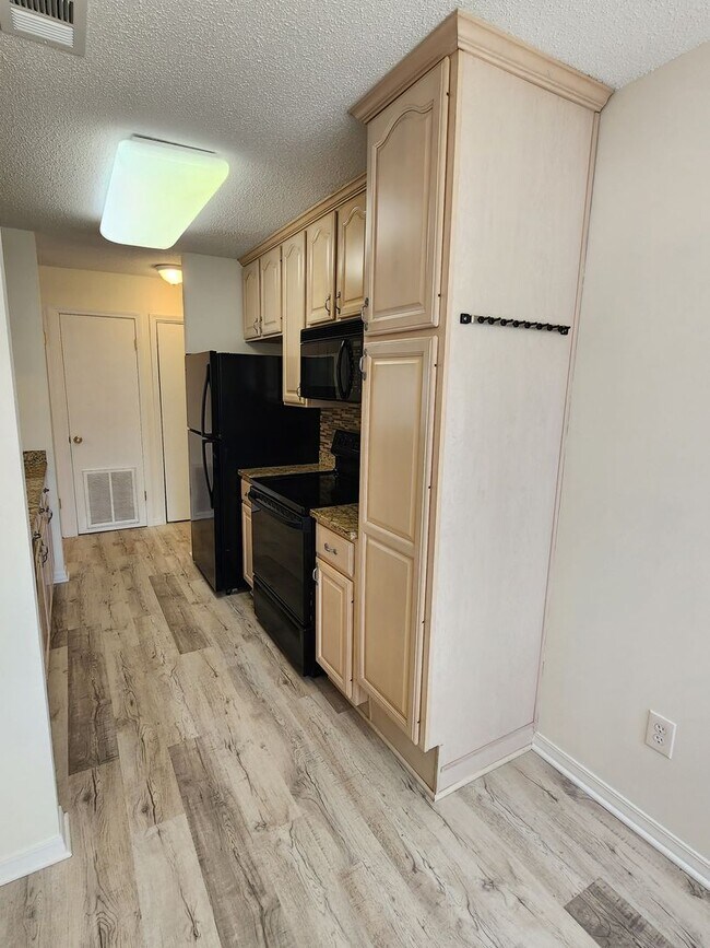 Building Photo - Gulf Shores 2/1.5 condo at Country Club Village