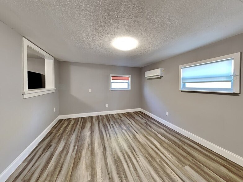 Building Photo - 1208 Francis Ave