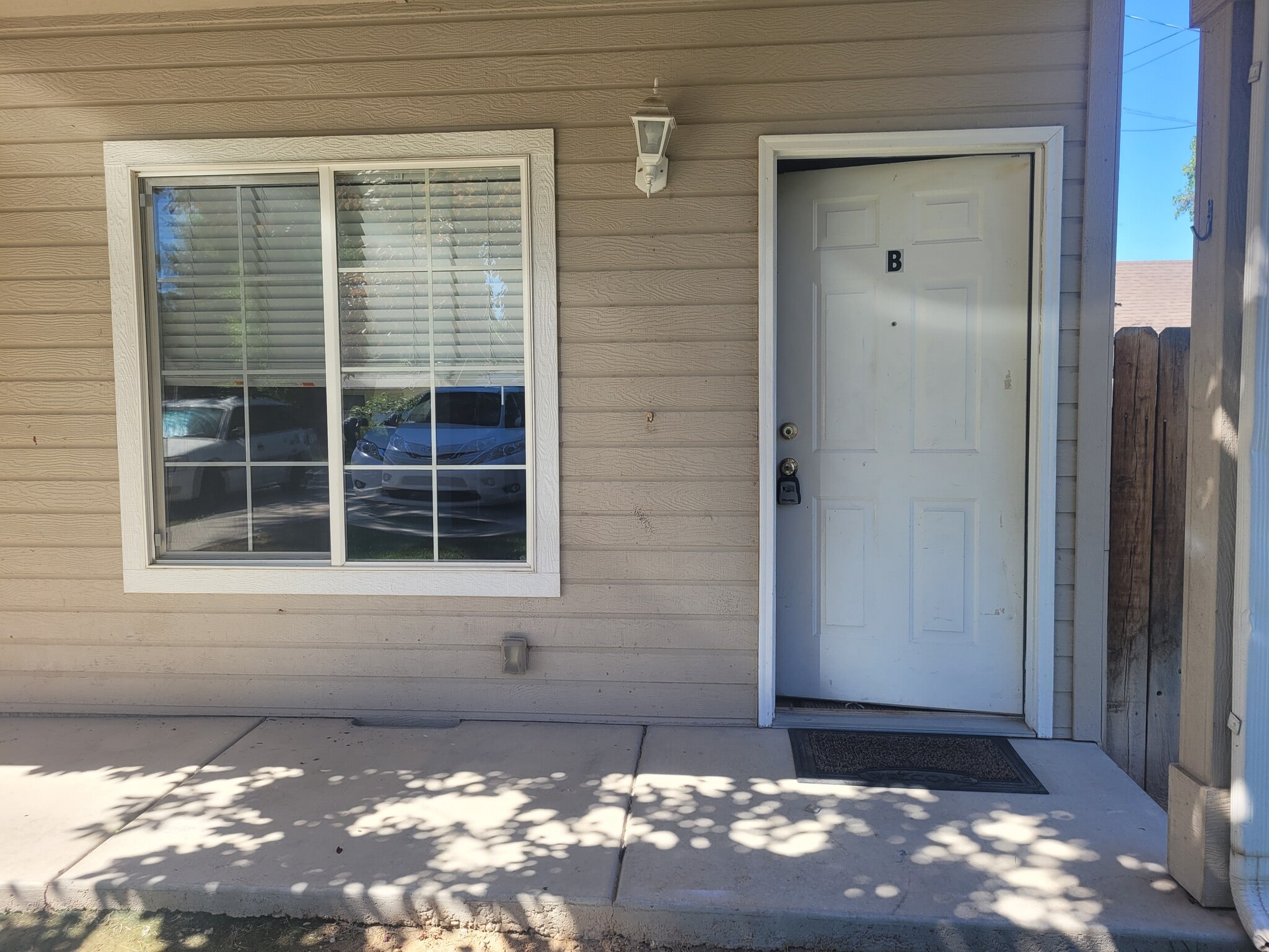 Building Photo - 1415 E Maple St