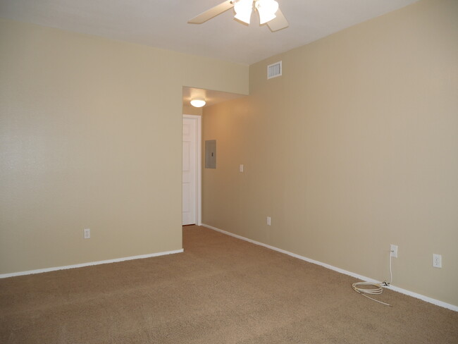 Building Photo - Great 2 Bedroom Condo in Gated Community. ...