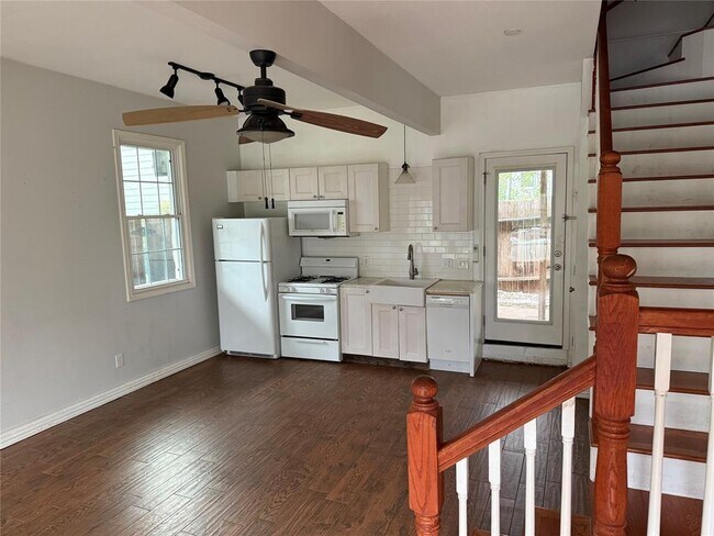 Building Photo - 1402 W 40th St