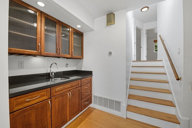 Building Photo - 805 Foerster St
