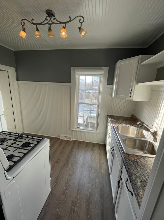 Building Photo - 588 Elma St