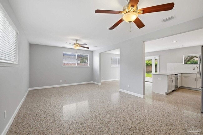 Building Photo - 302 Loruna Dr