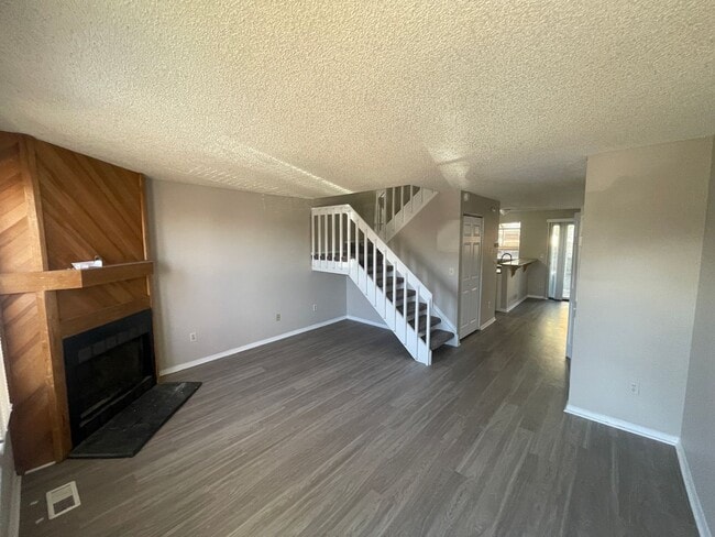 Building Photo - 2 Bedroom 2 Bathroom Townhouse Near Quincy and Buckley!! **Special**