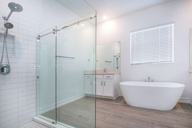 Building Photo - Spacious Like New 4-Bedroom Oasis with 3 F...