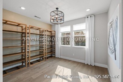 Building Photo - 285 Bear Creek Dr