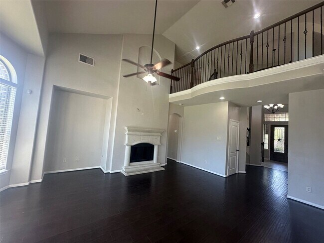 Building Photo - Spear Trail Court, Rosharon, TX 77583 - 4 BR 2.5 BA single-family home