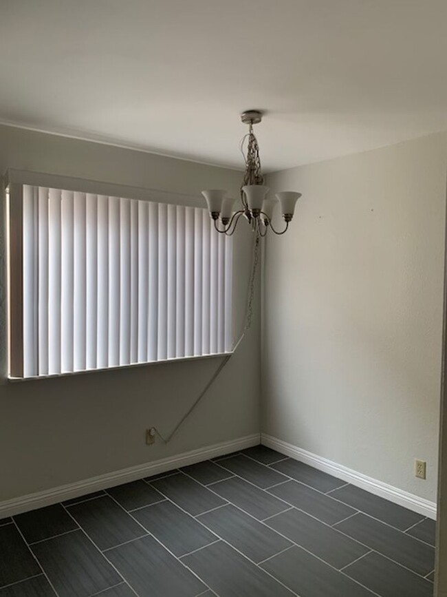 Building Photo - Beautiful 2 Bedroom 2 1/2 Bathroom Van Nuy...