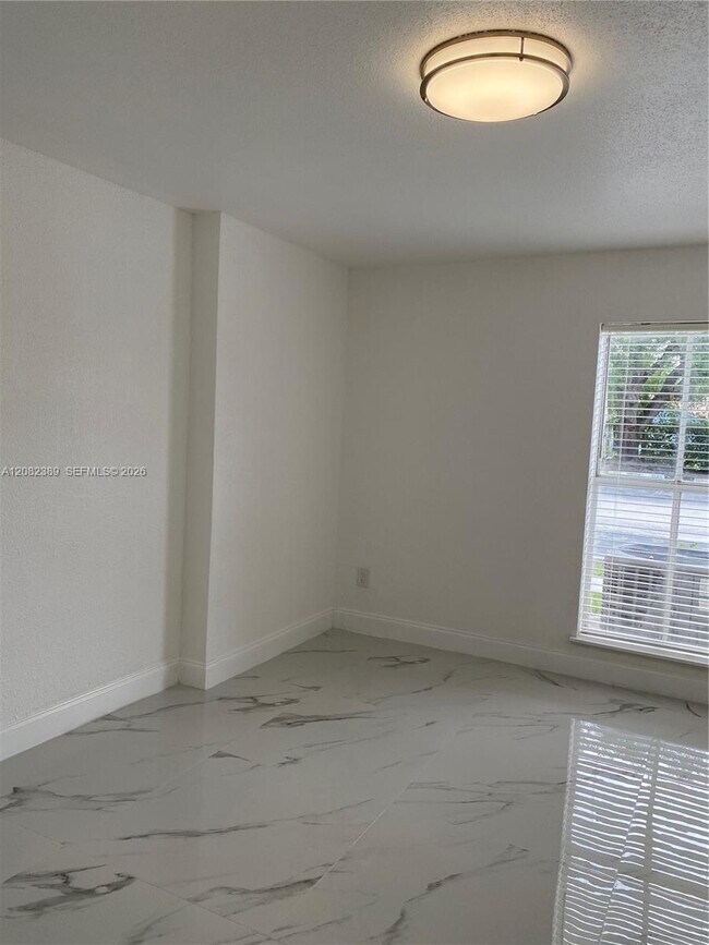 Building Photo - 733 Riverside Dr