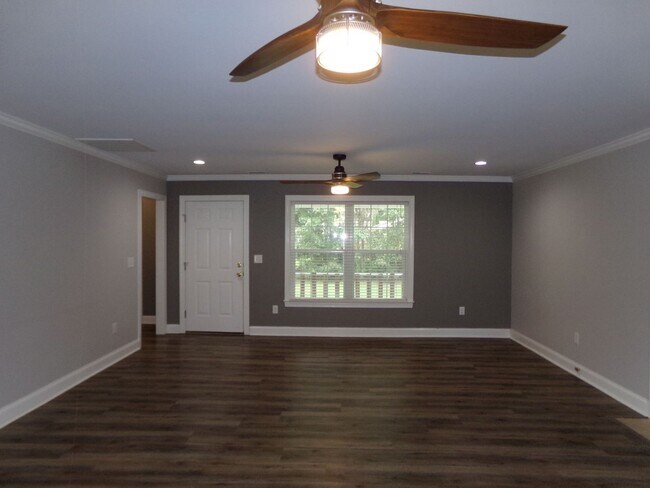 Building Photo - Beautiful Home in Indian Hills