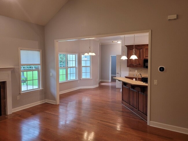 Building Photo - Spacious 4-Bedroom Home with Modern Amenit...