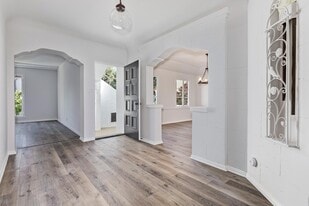 Building Photo - 145-147 N Clark Dr