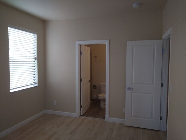 Building Photo - Bison Cove Unit E5 Available Now