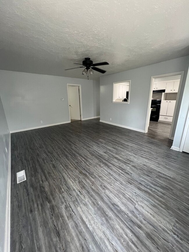 Building Photo - Must see 3 bed, 1 1/2 bath home near Downt...