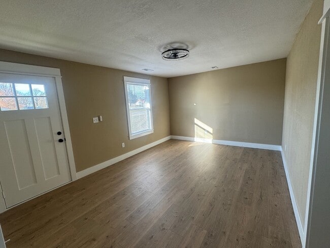 Building Photo - 218 S Oak St