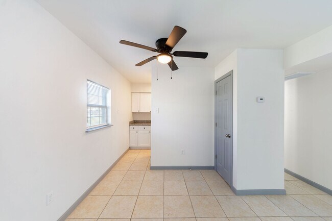 Building Photo - HALF OFF ON FIRST MONTHS RENT MOVE-IN SPECIAL