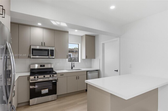 Building Photo - 9660 Dominican Dr