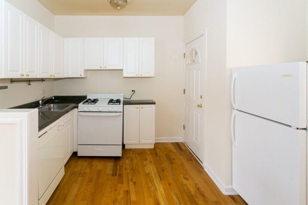 Building Photo - 3727 N Pine Grove Ave