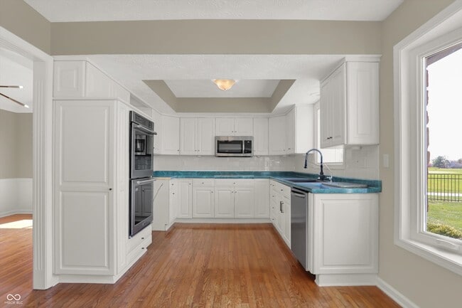 Building Photo - 3037 Golfview Dr