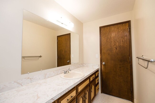 Building Photo - Immaculately maintained 3-bdr/1.5-bath ran...