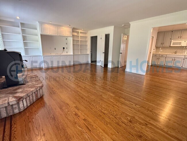 Building Photo - Spacious 5BR Novato Home at End of Private Drive!  A/C!  Solar!  FOUNDATION