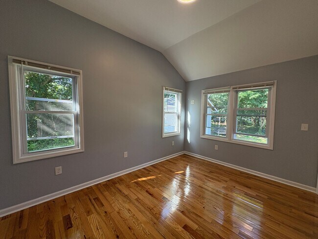 Building Photo - Charming 4-Bedroom 2-Bathroom Home in Nept...