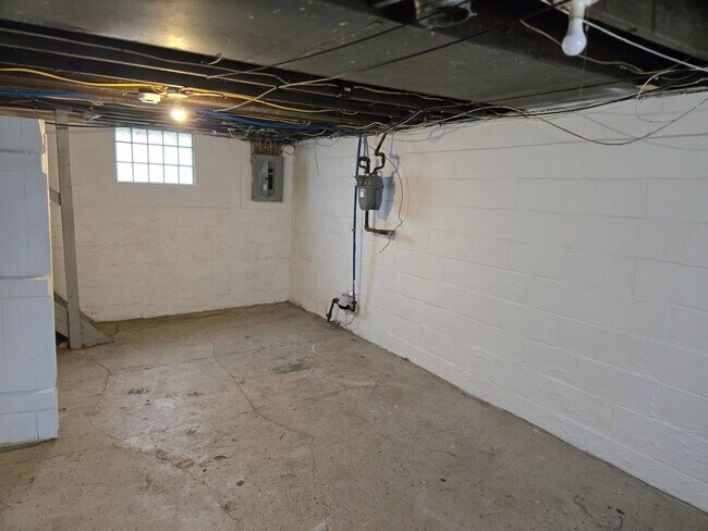 Building Photo - Charming 4-Bedroom Property in Prime Location