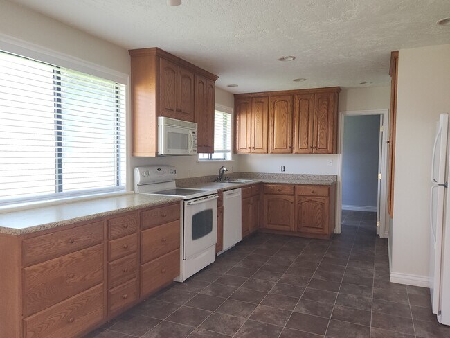 Building Photo - 938 E 25 S