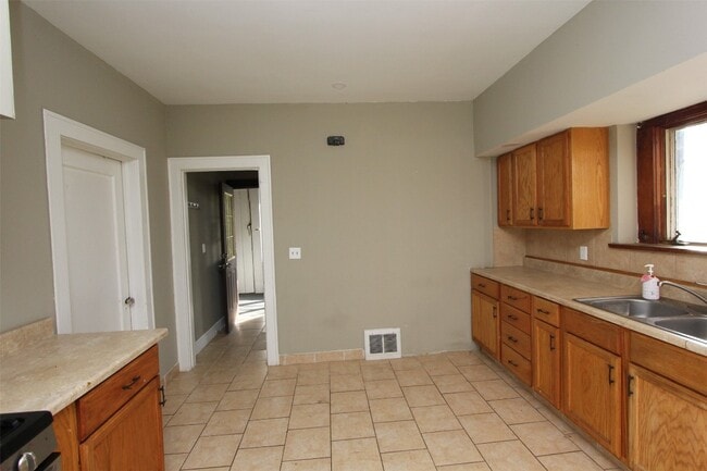 Building Photo - 12 George St