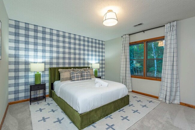 Building Photo - 41 Little Forest Dr