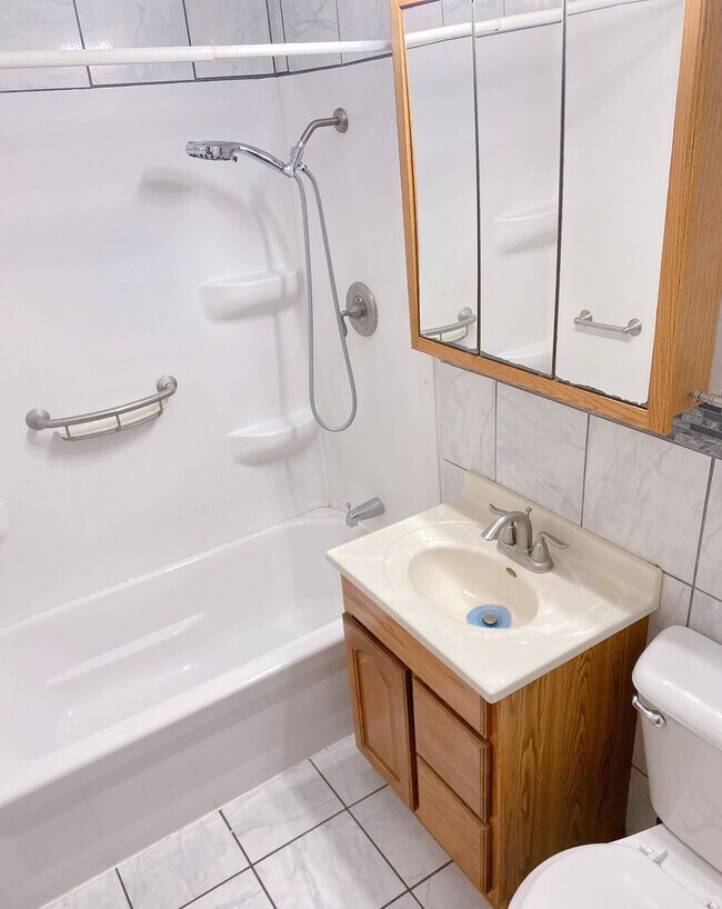 Building Photo - Beautiful 3 bed South Omaha/Hanscom Park Home with Attaced 1 car garage! $1,425!